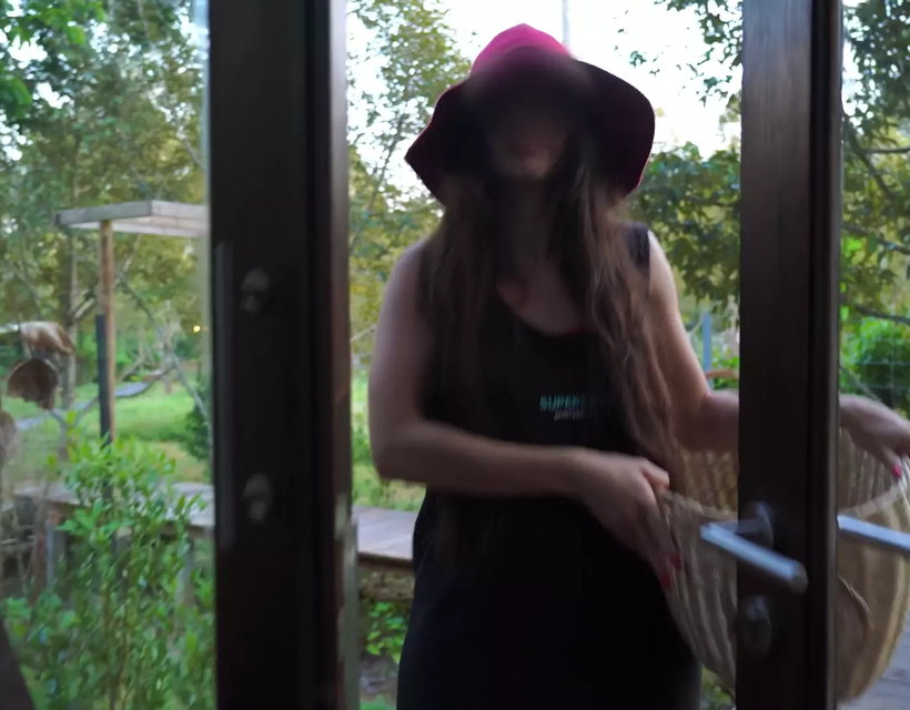 U Seems Like Little Red Riding Hood! -did U Lost?u have to Pay for Bed