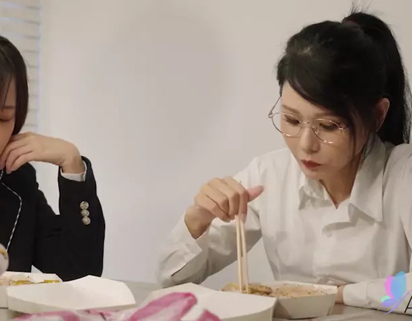 Chinese Milf Xian'erai gets a Relaxing Massage in Pantyhose