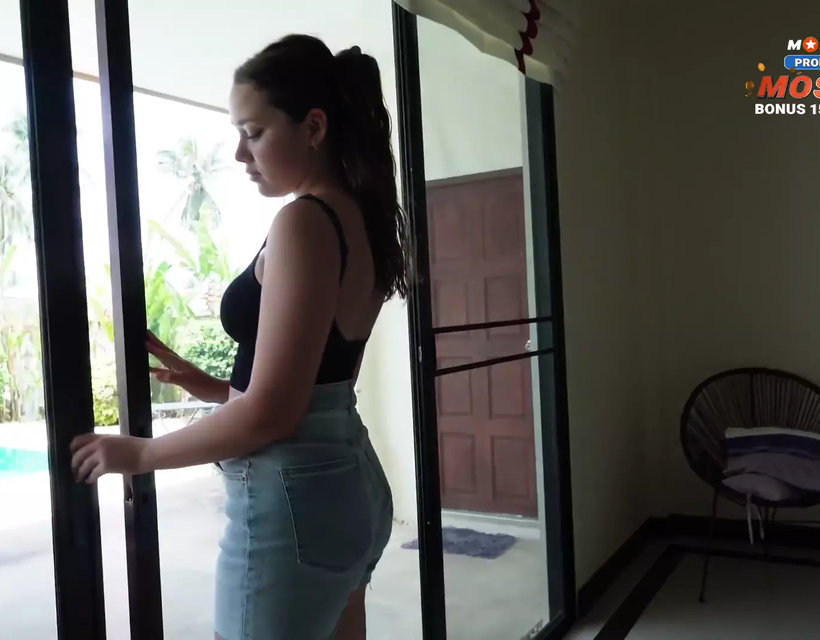 Sexy Realtor Would Do Anything to Rent a House-valeria