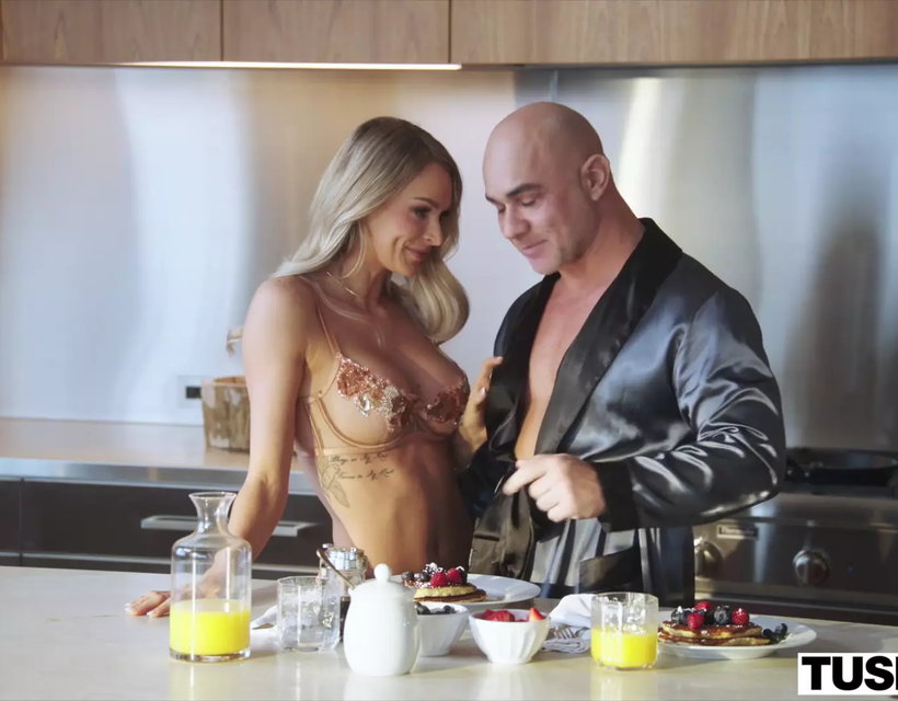 Anal-loving Emma Teaches Euro Bf the American Way