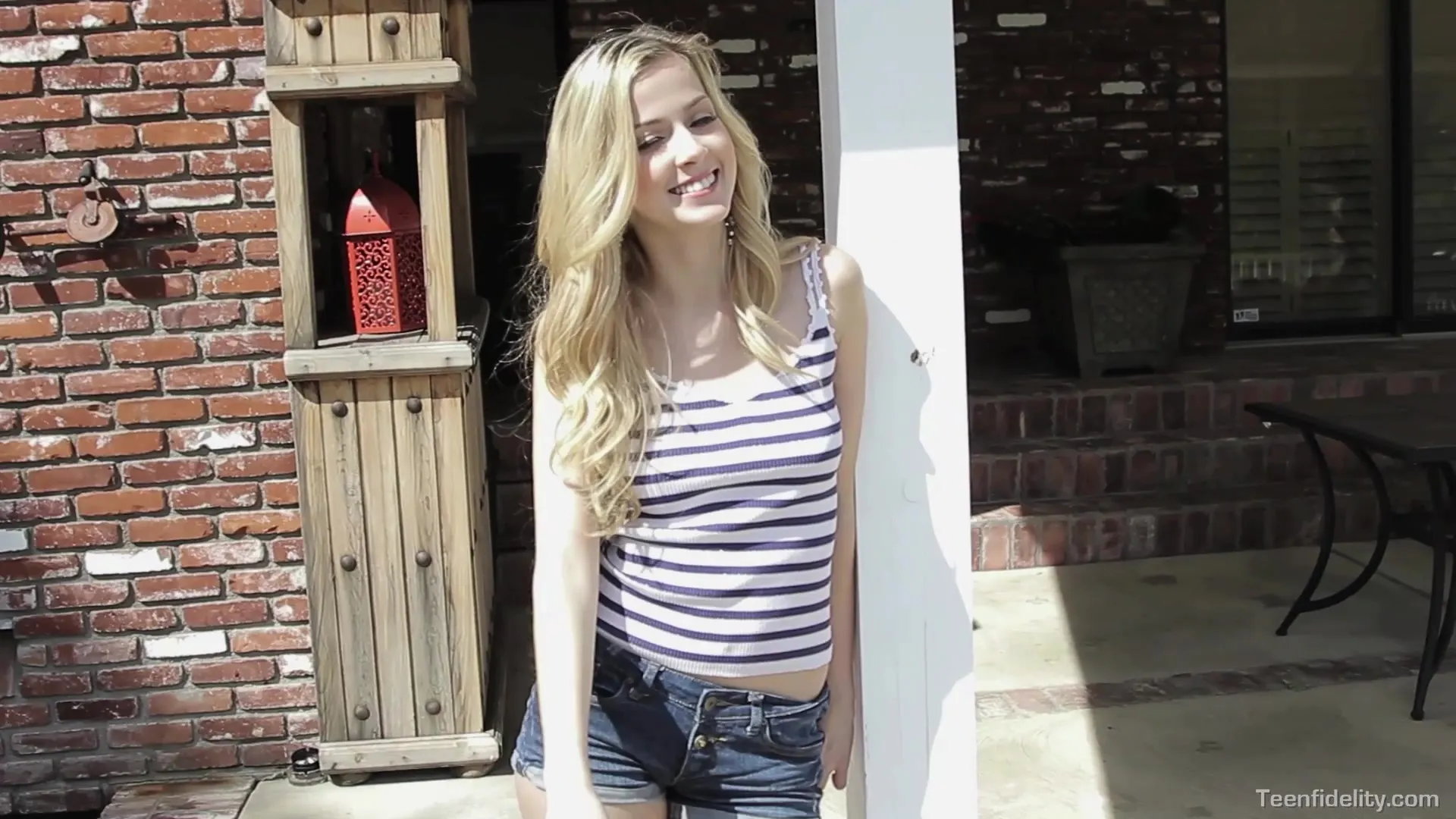 Blonde to service him