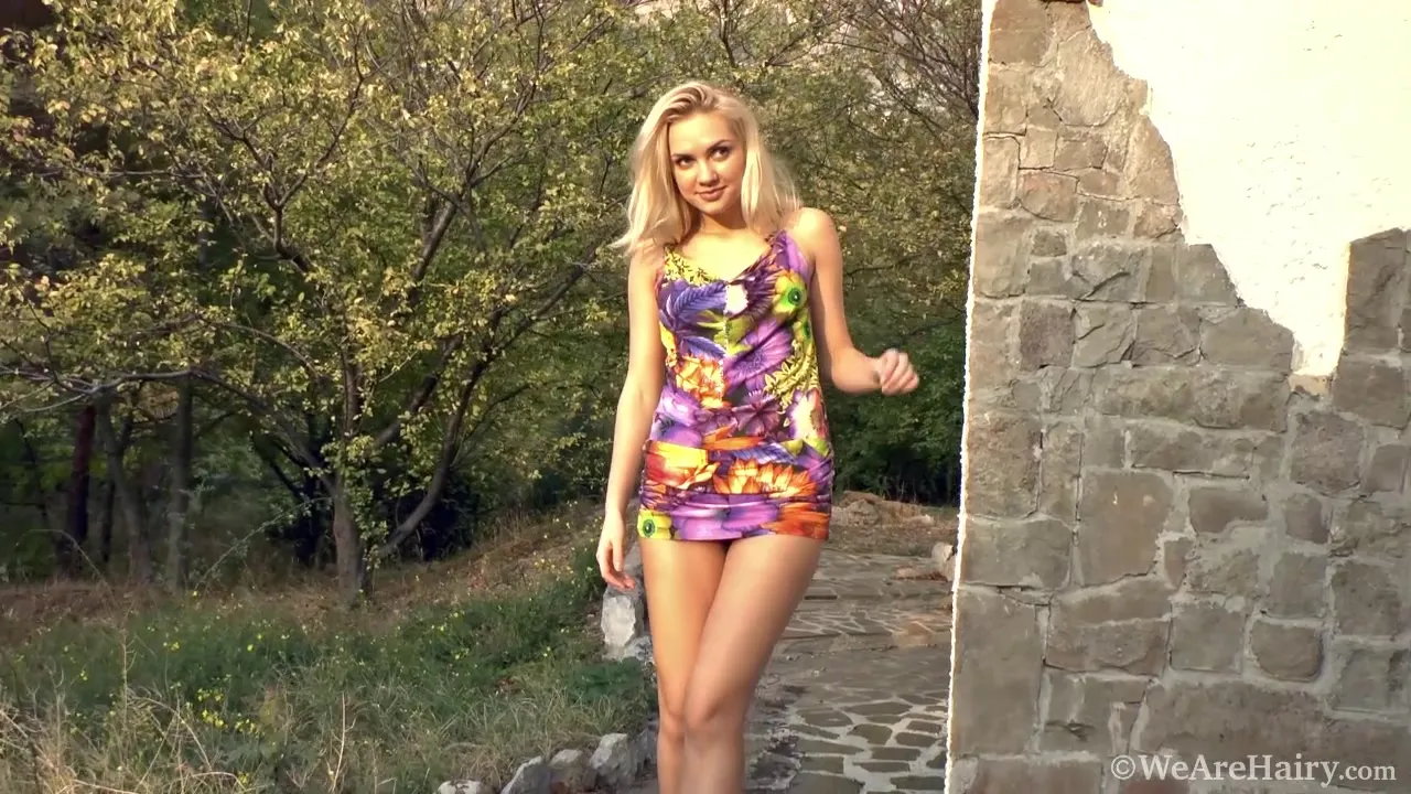 Fake blondie with brunette pussy