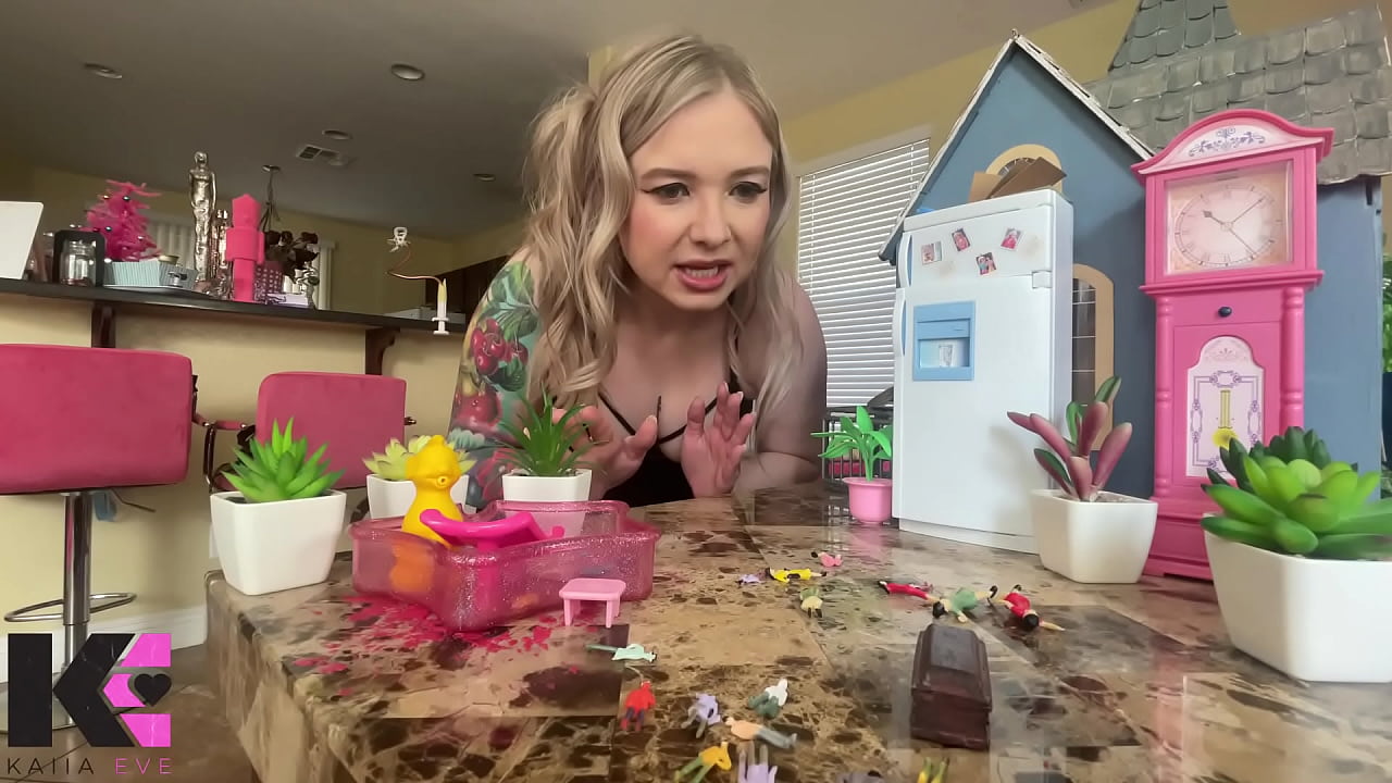 Unaware Giantess Discovers Her Taste for Screaming/Fighting Tinies