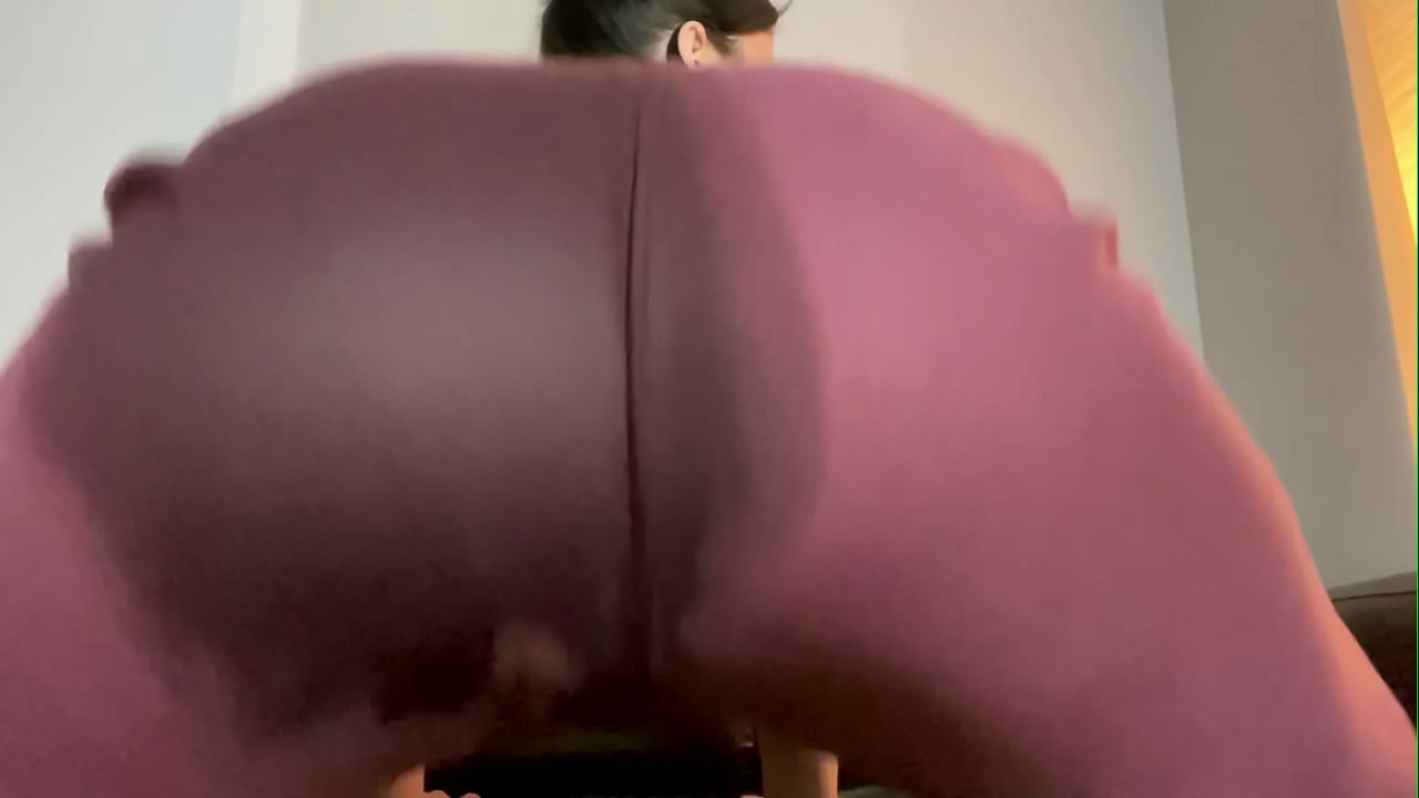 Cute Canadian Amateur Girl Squirts In Sweatpants