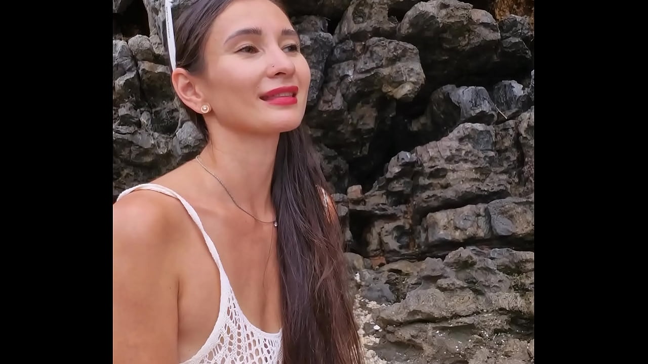 Risky shaking squirting orgasms with toy on the beach